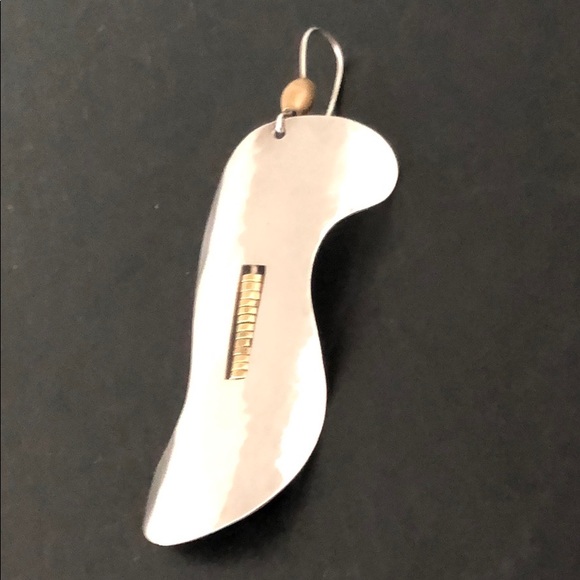 ONE UNIQUE SILVER PLATED HAMMERED ARTISAN EARRING - Picture 4 of 12